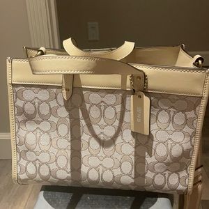 Coach Field Tote 30 in Signature Print